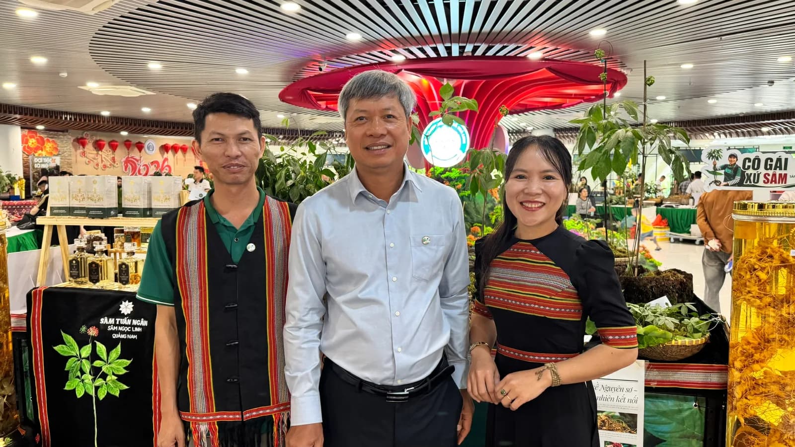 Chụp ảnh cùng hai thành viên Sâm Tuấn Ngân mặc thổ cẩm tại gian hàng lễ hội sâm