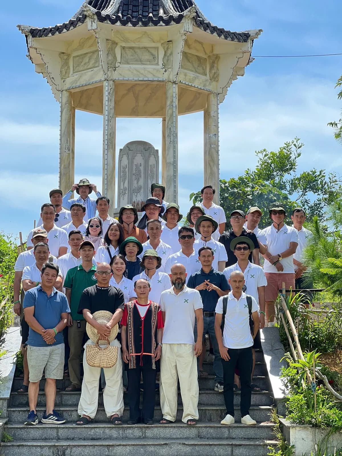 Đoàn khách tour Huyền thoại sâm Ngọc Linh chụp ảnh chung trước một khu tưởng niệm